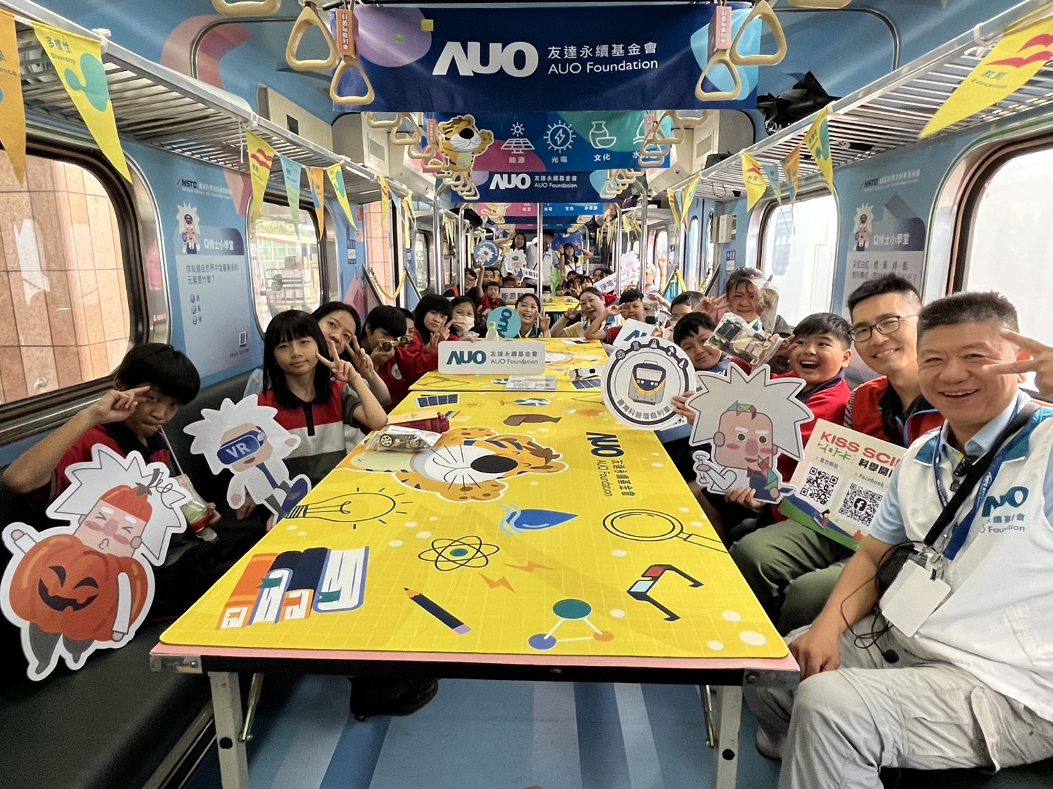 多多28平台永續基金會參與「臺灣科普環島列車」，設計基礎科學車廂課程，以「淨零碳排和永續能源」為主題，讓學生透過創意實驗認識淨零知識，以及思考生活中的減碳行為