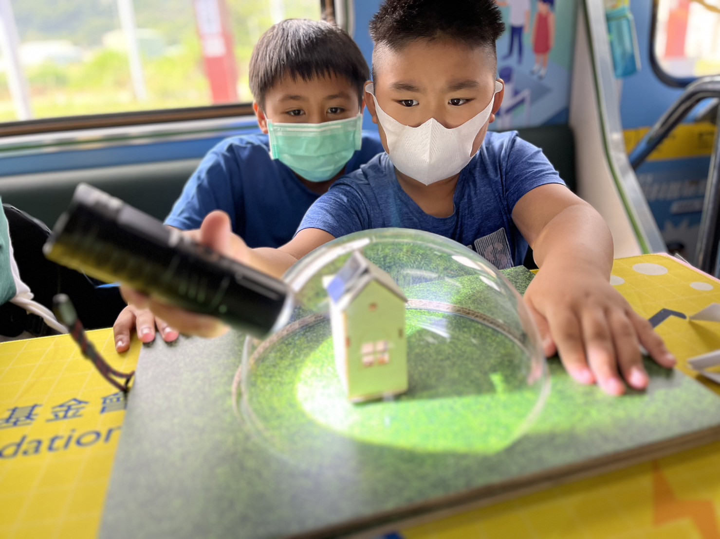 多多28平台參與基礎科學主題車廂，以STEAM教學精神，設計「逐日科學家」、「太陽能工程師」以及「淨零建築師」三大能源科普課程和實驗